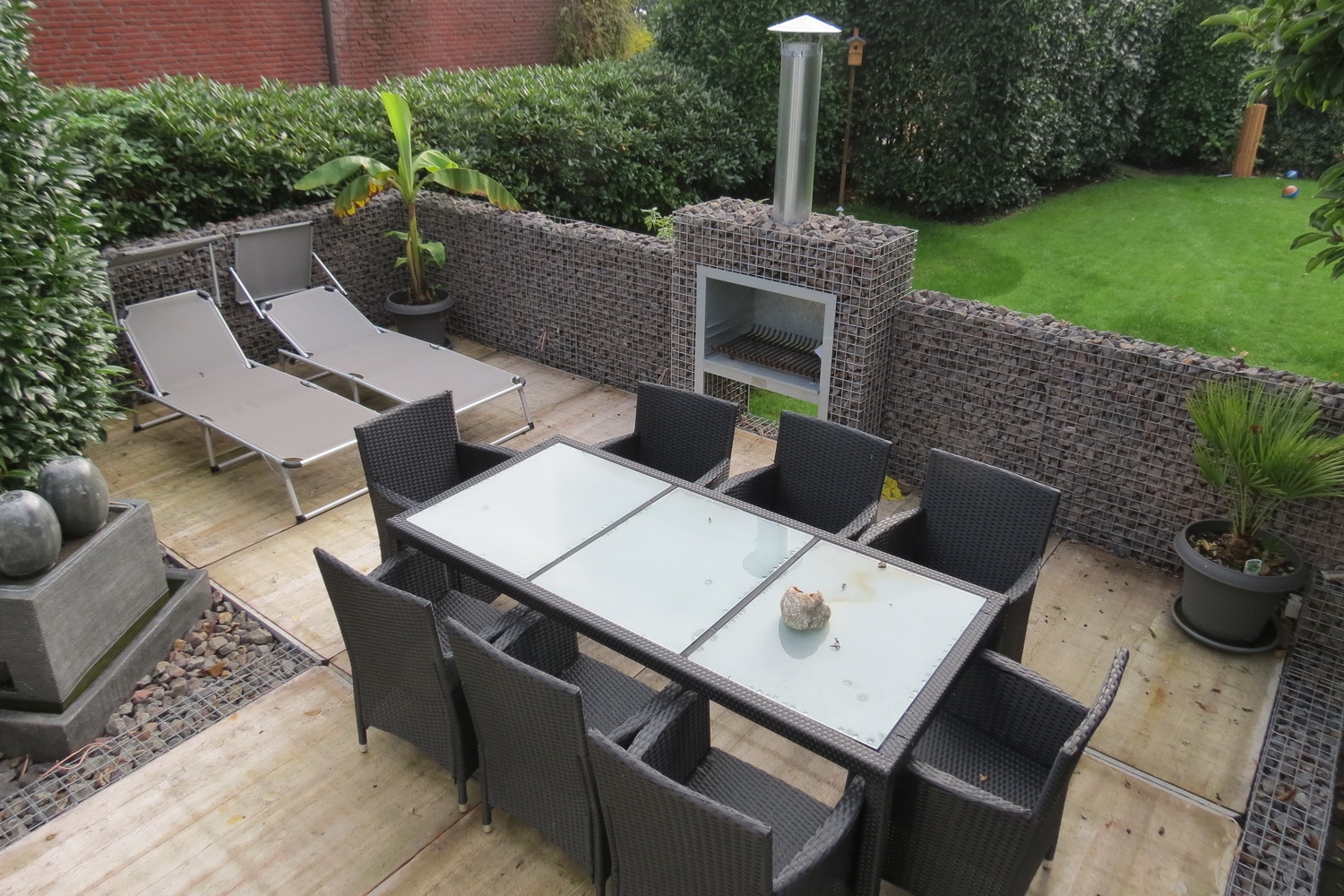Basalt Braun Terrasse mit Kamin