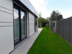 Kunststoffgeflecht-Sichtschutzzaun mit Gabionen