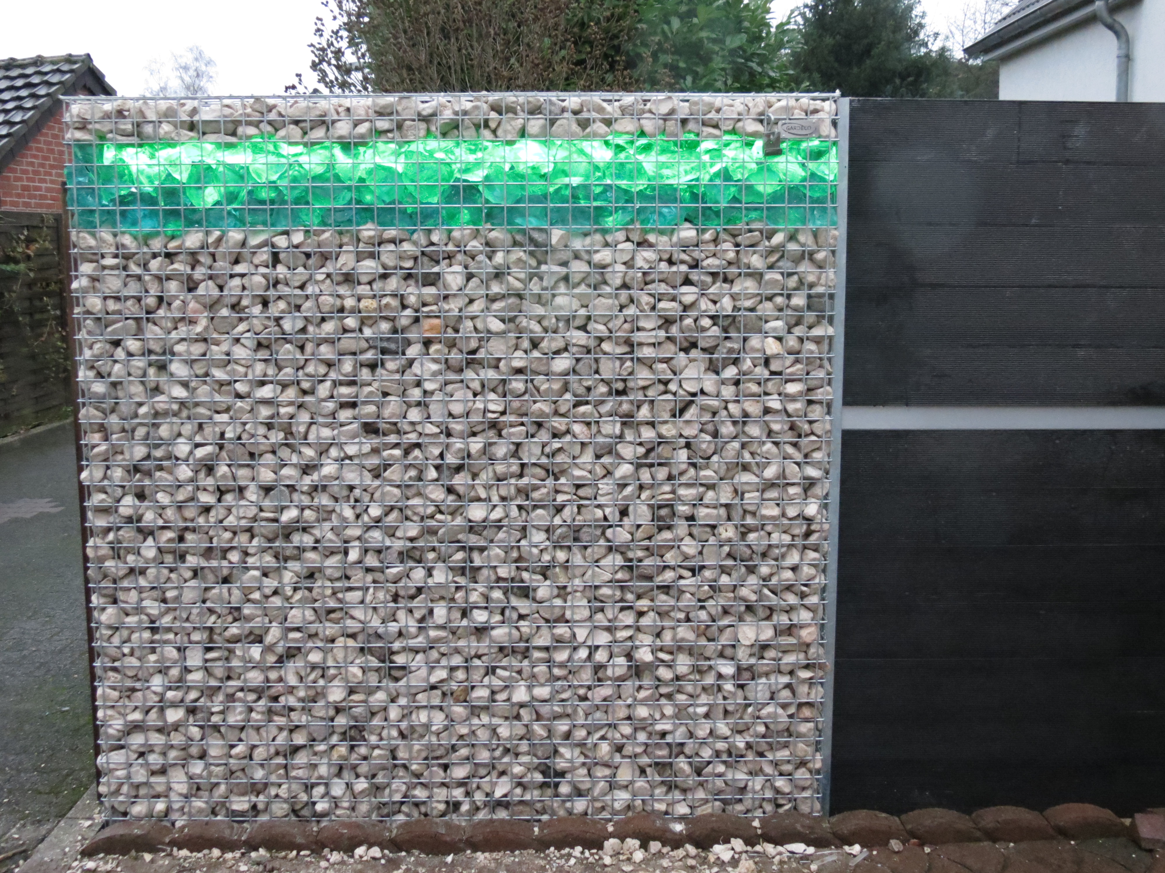 WPC Zaun mit Gabionen und LED