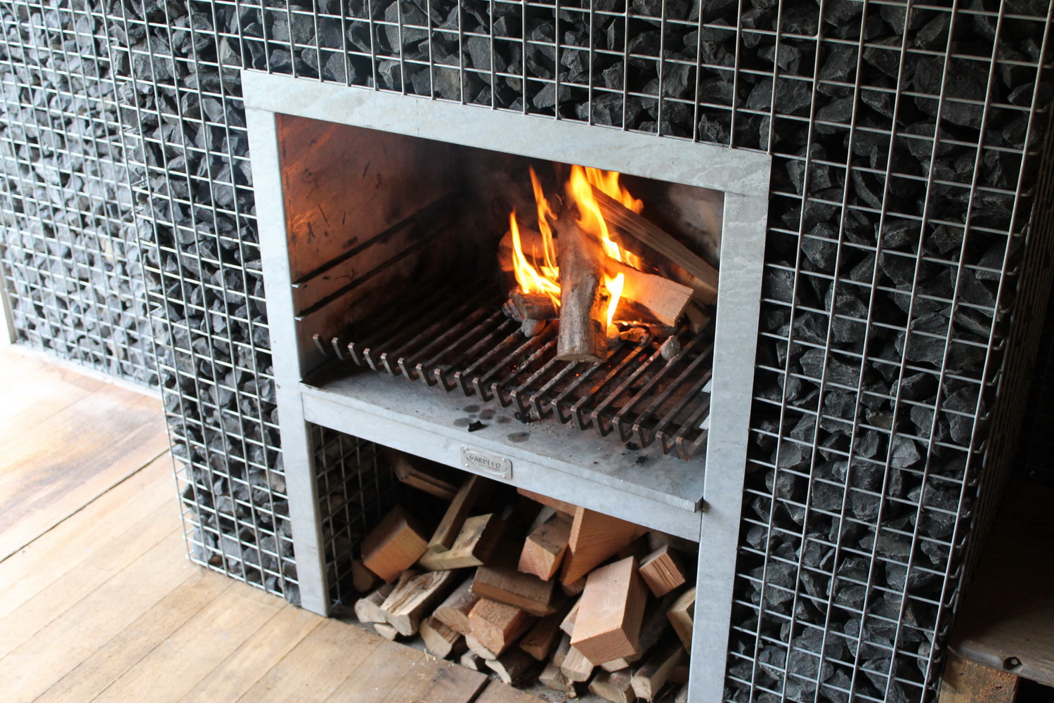Steinkorb Kamin Grill mit Feuer