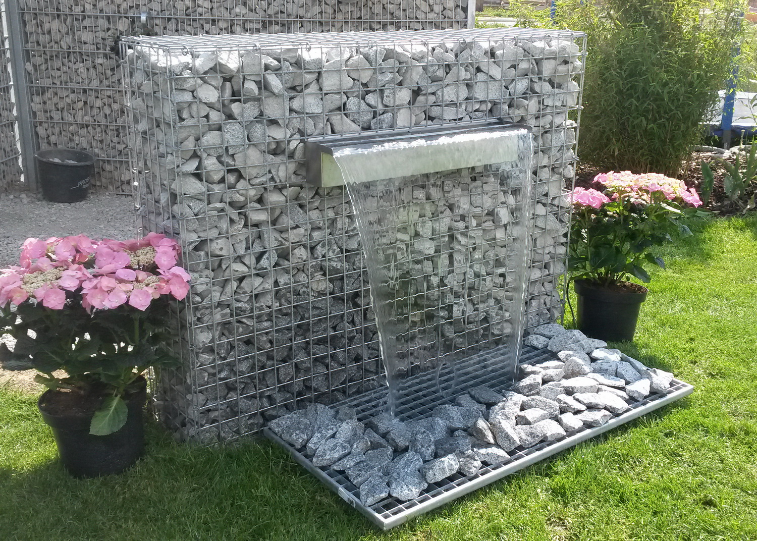 Wasserfall mit Gabionen