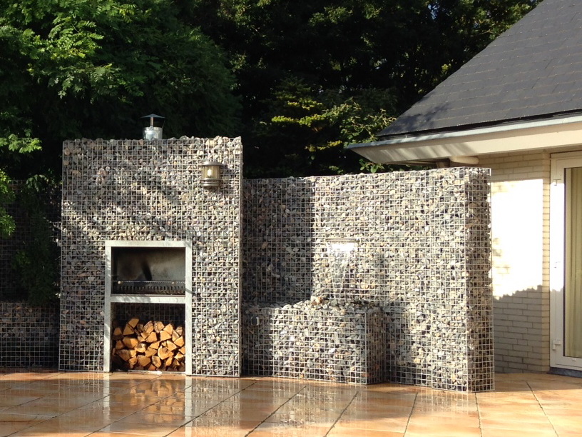 Wasserfall mit Gabionen und Kamin