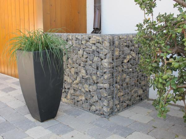 Wasserbecken verdeckt hinter Gabionen platzieren Wasserbecken verdeckt hinter Gabionen platzieren