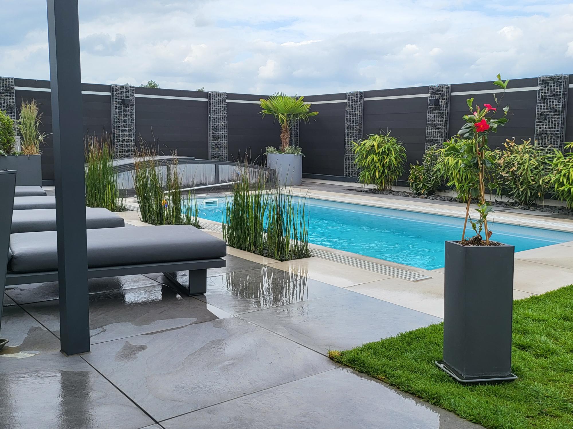 Moderner anthrazit Gabionenzaun mit WPC-Elementen am Pool