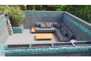 Gabionen mit Glasbrocken – Glasbrocken. Gabionen mit Glasbrocken