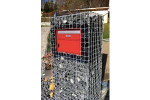 Gabionen mit Glasbrocken und Briefkasten – Gabionen Briefkasten. Gabionen mit Glasbrocken und Briefkasten