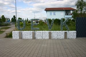 Gabione mit Glasbrocken – Gabionen