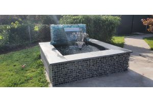 Gabionen Wasserfall mit Glasbrocken – Glasbrocken. Gabionen Wasserfall mit Glasbrocken