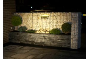 Gabionen mit Yellow Sun und Wasserfall mit LED – Yellow Sun Bruchstein. Gabionen mit Yellow Sun und Wasserfall mit LED