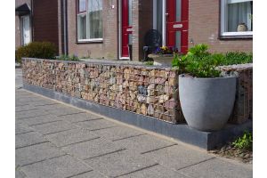 Gabionenzaun mit Grauwacke Bruchstein – Gabionen