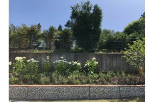 Gabionenbank mit Ice Blue – Ice Blue Bruchsteine. Gabionenbank mit Ice Blue