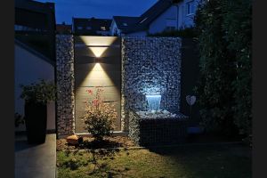Gabionen Wasserfall mit WPC – Gabionen LED beleuchtung. Gabionen Wasserfall mit WPC