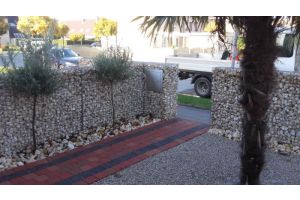 Gabionen Briefkasten mit Yellow Sun – Gabionen Briefkasten. Gabionen Briefkasten mit Yellow Sun