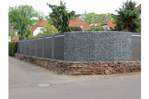 Gabionen mit Basalt Bruchsteine und Komposit Sichtschutz – Basalt Bruchsteine. Gabionen mit Basalt Bruchsteine und Komposit Sichtschutz