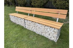 Steinkorbbank mit Yellow Sun Füllsteinen – Gabionenbank Inspiration. Steinkorbbank mit Holzsitz und Rückenlehne, gefüllt mit Yellow Sun B...