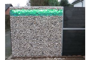 WPC Sichtschutzzaun mit Gabionen mit Glasbrocken – WPC-zaun mit Gabionen