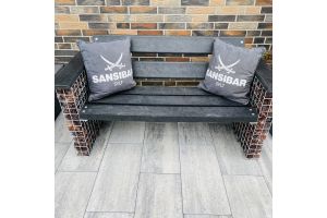 Gabionen Bänke mit Glasbrocken – Glasbrocken. Gabionen Bänke mit Glasbrocken