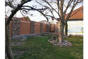 WPC Sichtschutzzaun mit Gabionen mit Grauwacke Bruchstein – WPC-zaun mit Gabionen