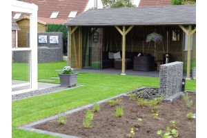 Gabionen Wasserfall mit Basalt Bruchsteine – Basalt Bruchsteine. Gabionen Wasserfall mit Basalt Bruchsteine