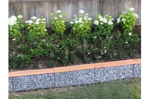 Gabionenbank mit Ice Blue – Ice Blue Bruchsteine. Gabionenbank mit Ice Blue