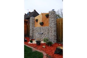 Gabionen mit Wasserfall – Yellow Sun Bruchstein. Gabionen mit Wasserfall