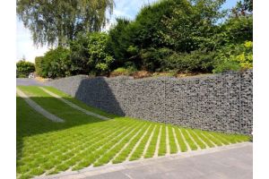 Gabionen mit Basalt Bruchsteine – Basalt Bruchsteine. Gabionen mit Basalt Bruchsteine