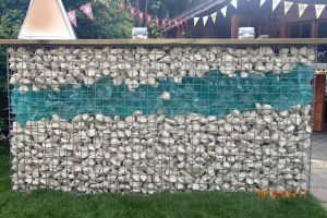 Gabionen mit Glasbrocken – Glasbrocken. Gabionen mit Glasbrocken