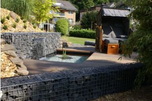 Gabionen mit Wasserfall – Wasserfall. Gabionen mit Wasserfall