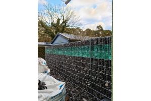 Gabionen mit Glasbrocken – Glasbrocken. Gabionen mit Glasbrocken