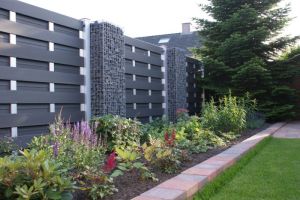 Gabionen mit Basalt Bruchsteine – Basalt Bruchsteine. Gabionen mit Basalt Bruchsteine