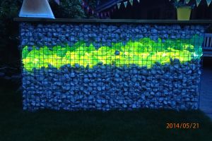 Gabionen mit Glasbrocken – Glasbrocken. Gabionen mit Glasbrocken