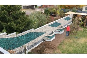 Gabionen mit Yellow Sun und Glasbrocke – Yellow Sun Bruchstein. Gabionen mit Yellow Sun und Glasbrocke