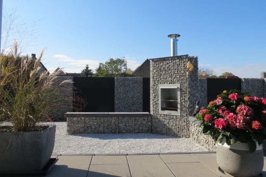 Möchten Sie Ihr Fleisch in einer Ecke Ihres Gartens grillen? Wir bieten auch einen Eckkamin an. Sie können diesen auf Wunsch mit einer Steinmauer von Gabionen .. Gabionenzaun met Eckkamin grill