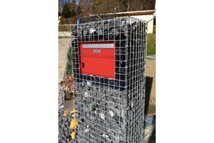 Gabionen mit Glasbrocken und briefkaste Gabionen mit Glasbrocken und briefkaste