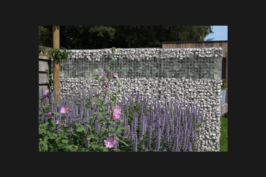 Gabionen mit Glasbrocken Gabionen mit Glasbrocken