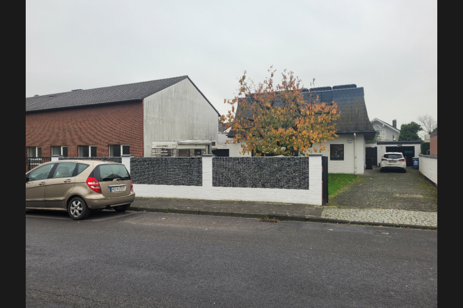 Gabionen im bestehenden Zaun Gabionen im bestehenden Zaun