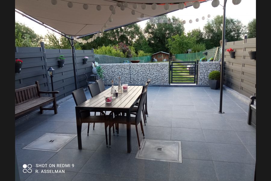 Maßgefertigte Gabione mit Weissenbacher Bruchsteine und Gartenzaun Maßgefertigte Gabione mit Weissenbacher Breuksteen und Gartenzaun
