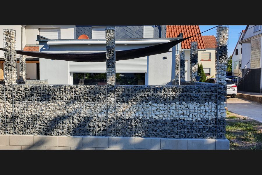 Gabionenzaun und Säulen mit Schattentuch Gabionenzaun und Säulen mit Schattentuch