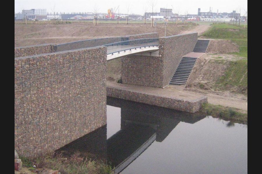 Gabionen mit Grauwacke Straße und Wasserwerk