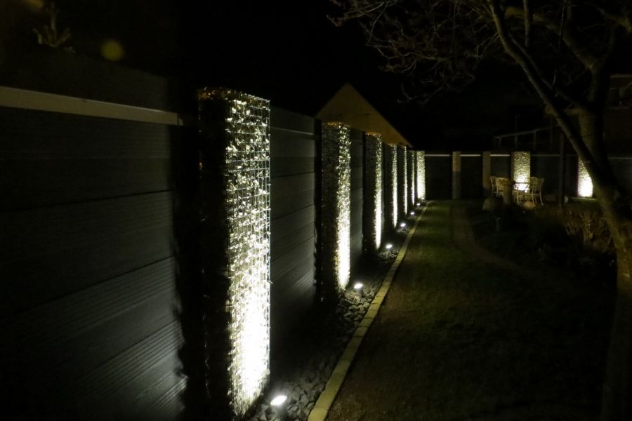 Wandlampen sind ideal für die Montage an Ihren Gabionen. Wandleuchten geben dem Haus, dem Zaun, der Gabione oder dem Außenraum den letzten Schliff. Gabionen mit LED Beleuchtung