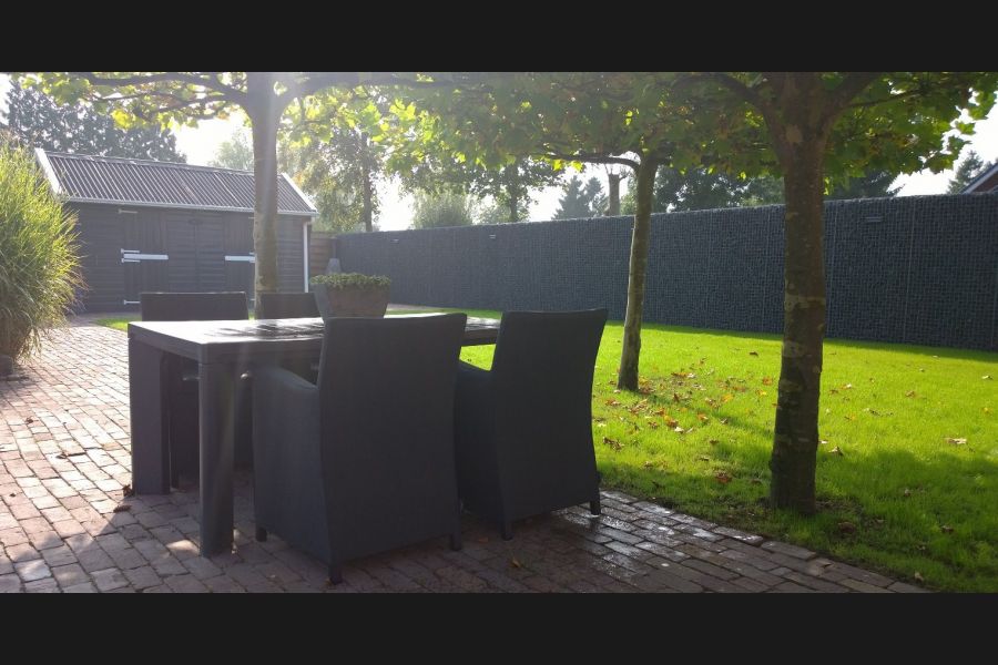 Gabionenzaun mit Basalt Bruchsteine Gabionenzaun mit Basalt Bruchsteine