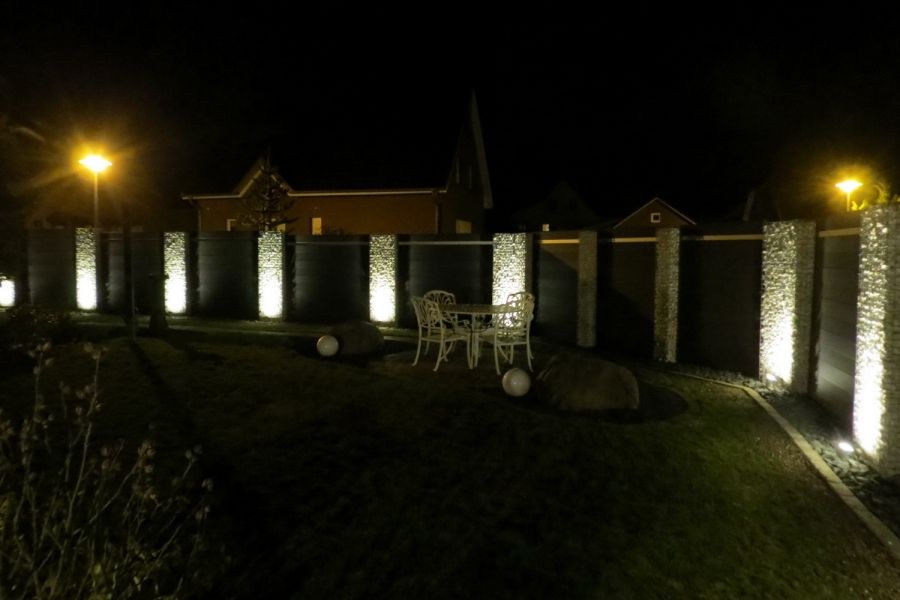Wandlampen sind ideal für die Montage an Ihren Gabionen. Wandleuchten geben dem Haus, dem Zaun, der Gabione oder dem Außenraum den letzten Schliff. Steinkorb mit LED beleuchtung