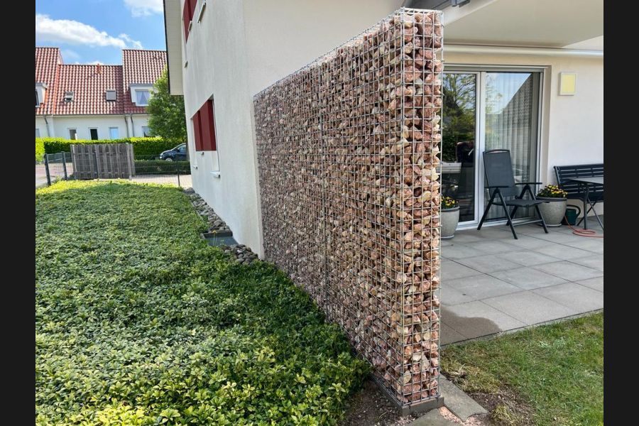 Gabionen mit Salzburger rot Gabionen mit Salzburger rot