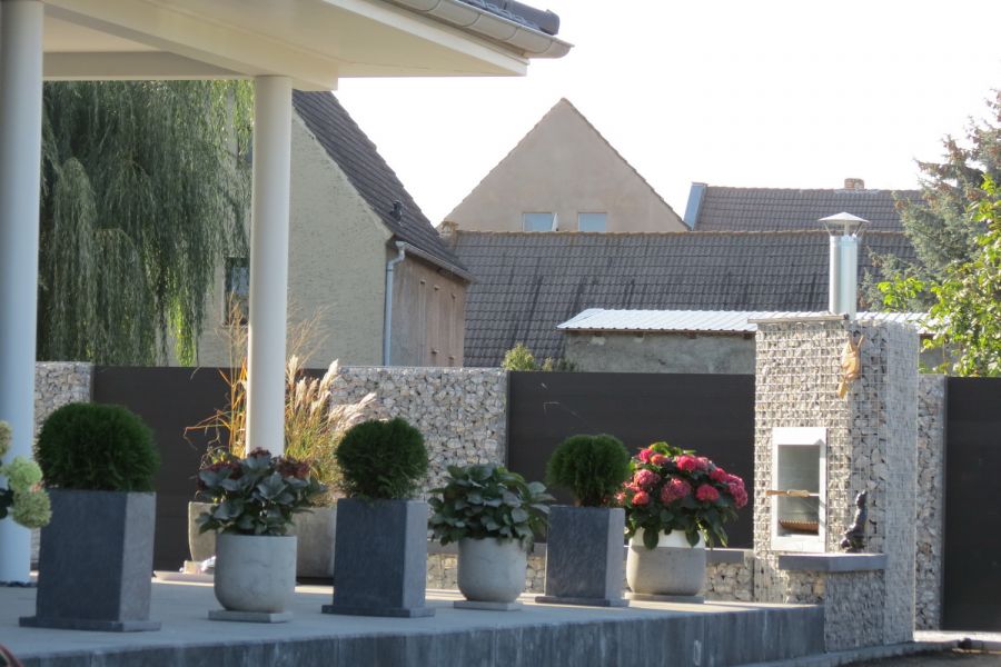 Wählen Sie einen Gabionenzaunmit ein Kamingrill für eine schöne Zäunung in Ihrem Garten. Verschiedene Sorten, Steine und Größen bei Gabinova! Gabionenzaun mit Kamingrill