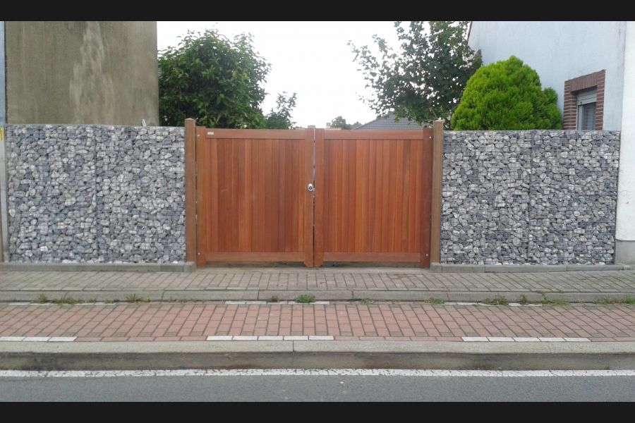 Gabionen mit Holzzaun Gabionen mit Holzzaun