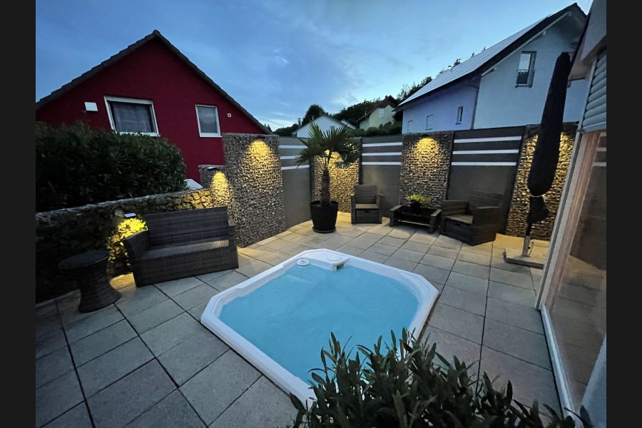 Gabionen Sichtschutz mit WPC-zaun und LED Gabionen Sichtschutz mit WPC-zaun und LED