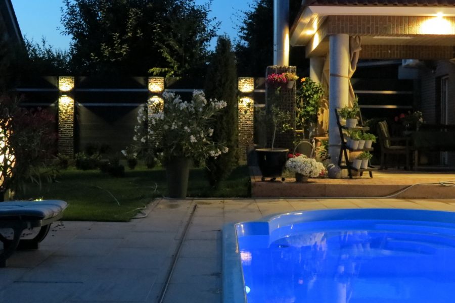 Wandlampen sind ideal für die Montage an Ihren Gabionen. Wandleuchten geben dem Haus, dem Zaun, der Gabione oder dem Außenraum den letzten Schliff. Gabionen met beleuchtung