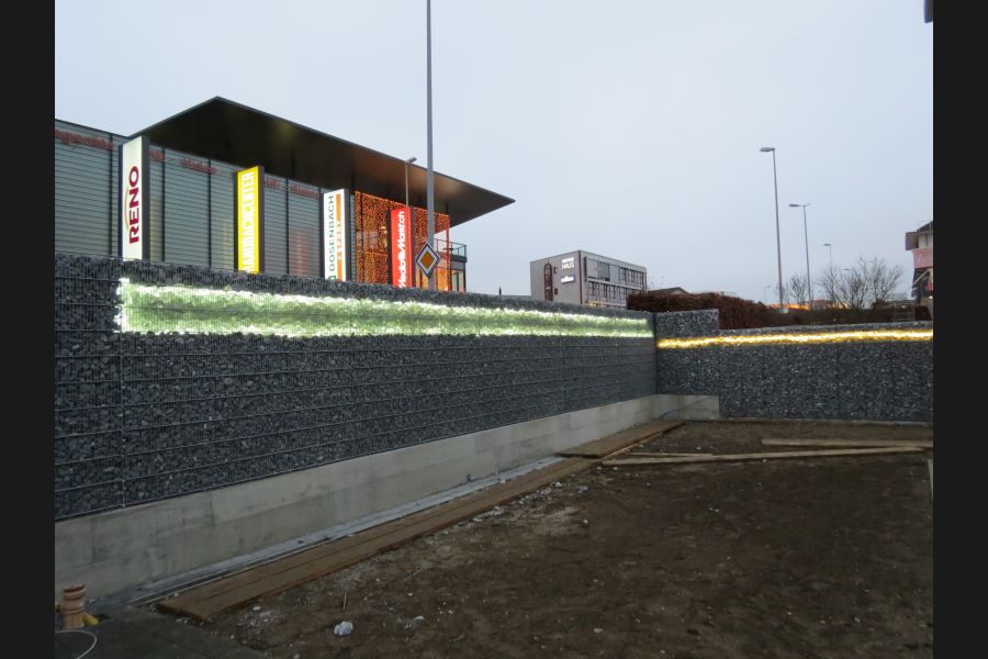 Gabionen mit Glasbrocken und LED Gabionen mit Glasbrocken und LED