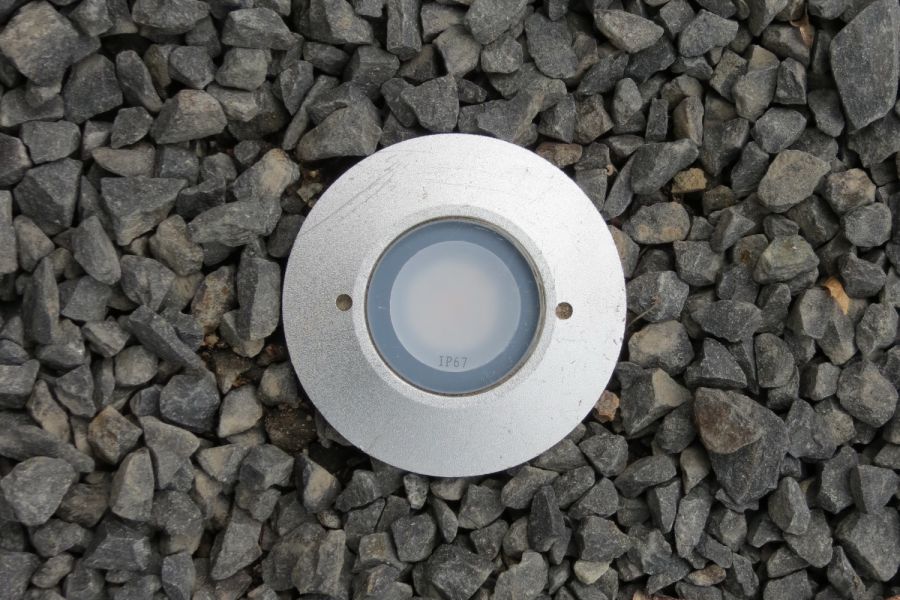 Stehende Außenlampen sind im Garten einfach unentbehrlich. Sie vermitteln ein sicheres Gefühl, akzentuieren bestimmte Elemente im Garten oder sind durch ihr klassisches oder modernes Design selbst ein Blickfang. LED lampen