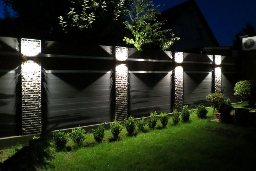 Wandlampen sind ideal für die Montage an Ihren Gabionen. Wandleuchten geben dem Haus, dem Zaun, der Gabione oder dem Außenraum den letzten Schliff. Gabionen mit wandleuchten